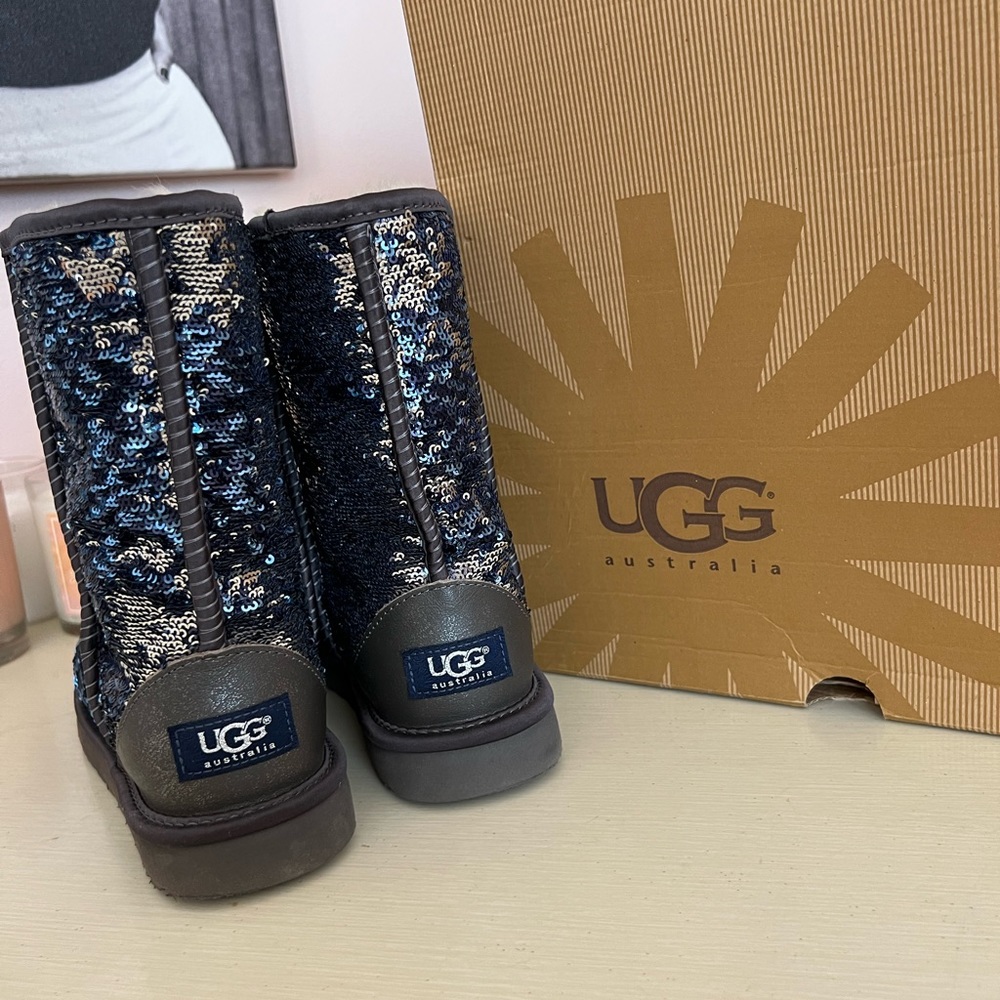UGG size 7 classic short with blue/silver sequins with original wrapping - Picture 4 of 8